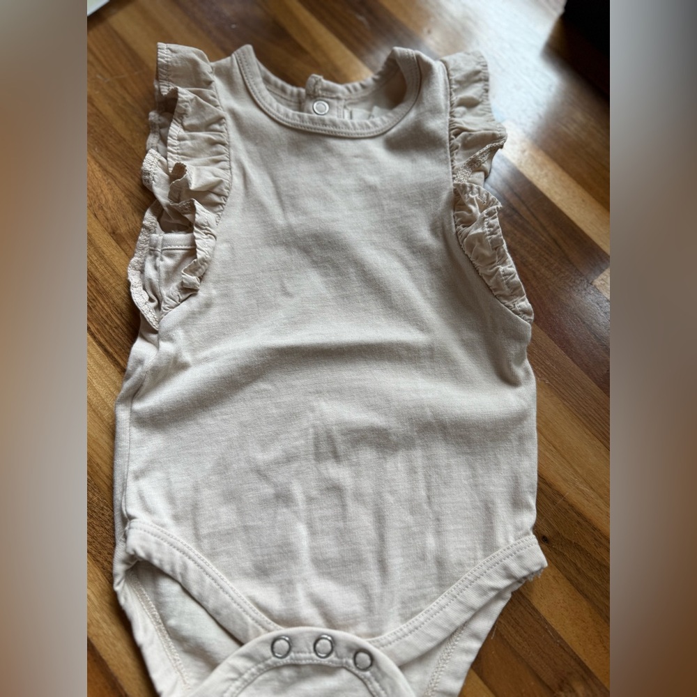 PHER organic cotton Beige Ruffled baby Bodysuit